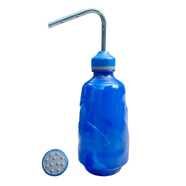 Dr&uuml;cken Sie die weiche Spr&uuml;hflasche zum Gie&szlig;en von S&auml;mlingen und Sprossen zusammen